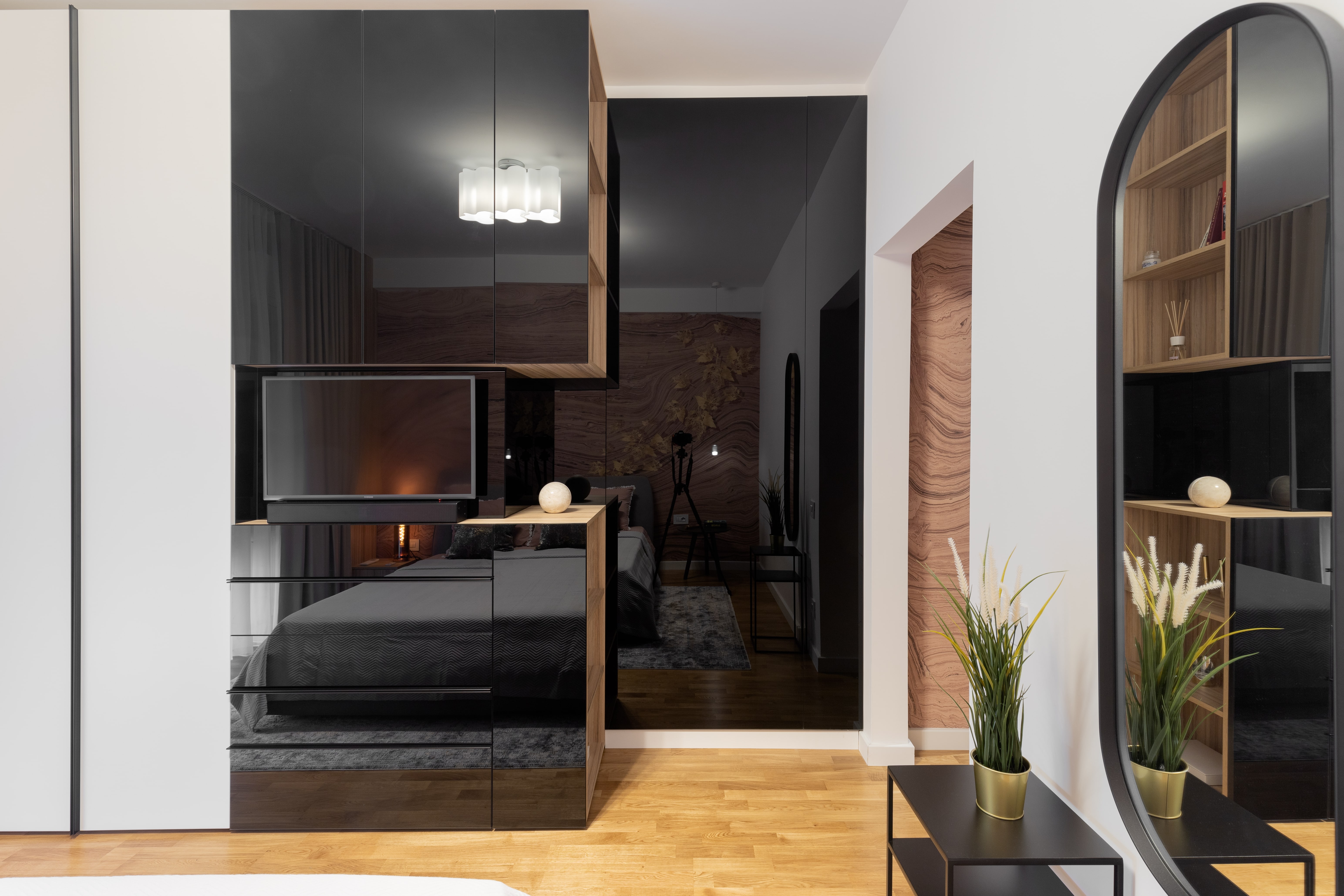 Amenajare dormitor matrimonial elegant, arhitect Sergiu Califar, dulap negru