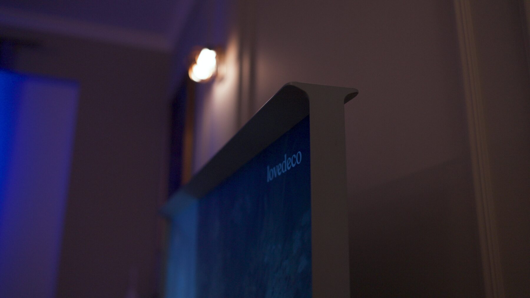 design televizor samsung the serif din lateral forma literei i