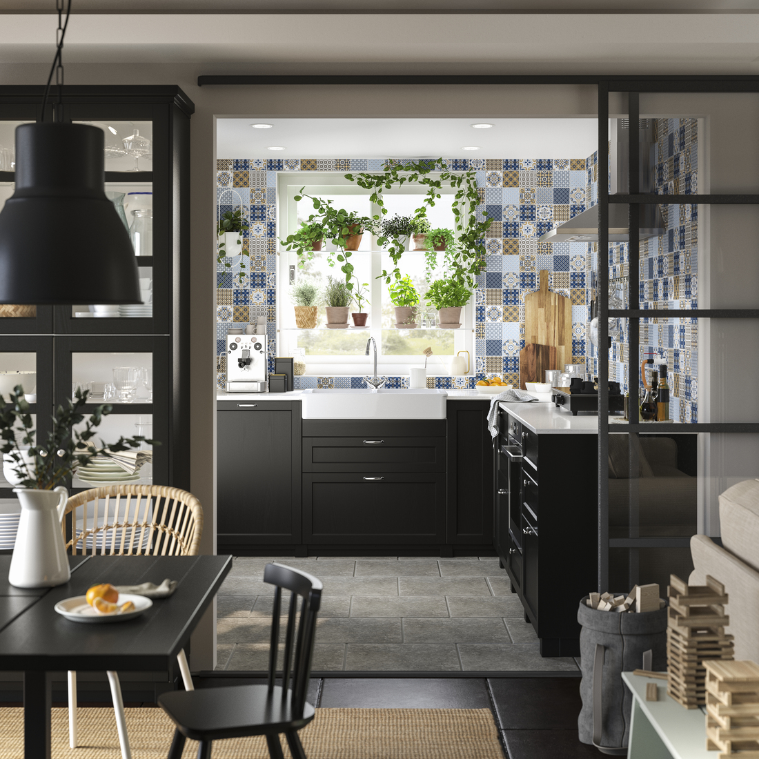 bucatarie ikea neagra stil industrial perete sticla glasvand faianta colorata cu model albastru 