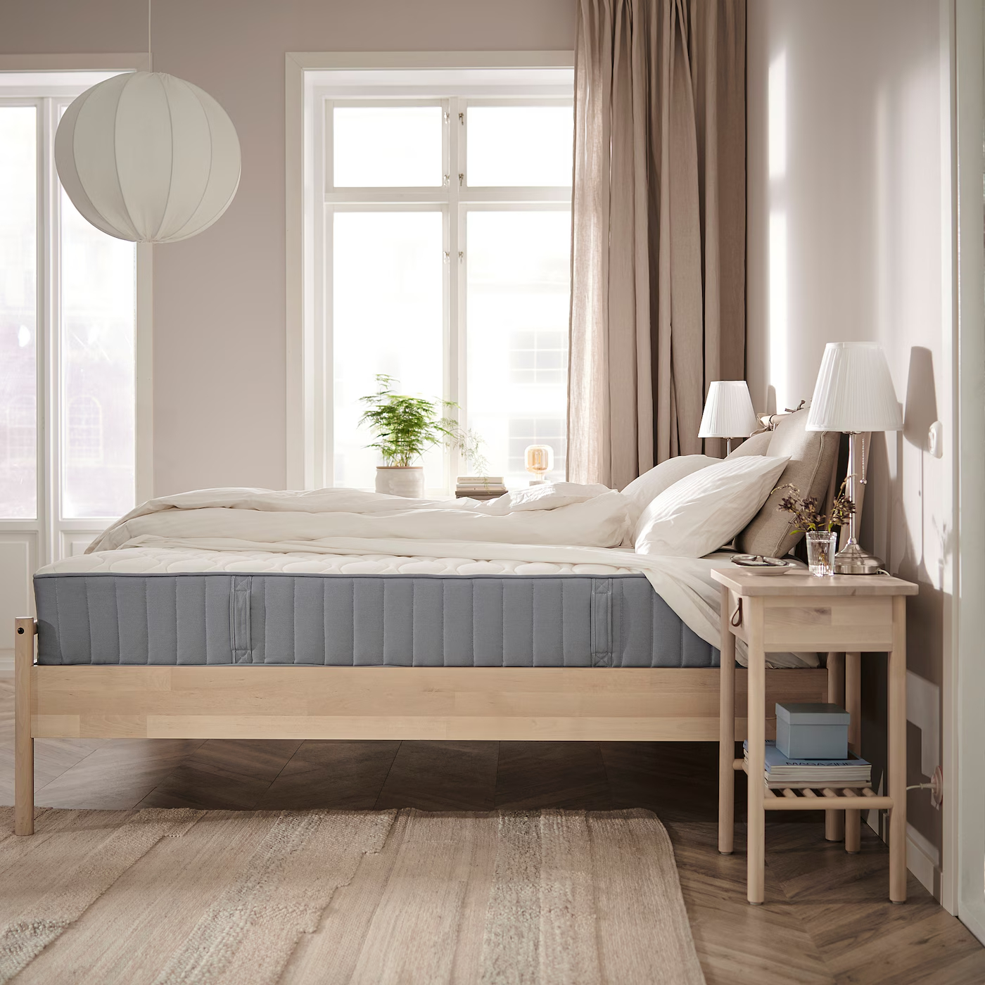 saltea de pat ikea cu arcuri intr-o amenajare de dormitor cu mult lemn nuante deschise lumina naturala