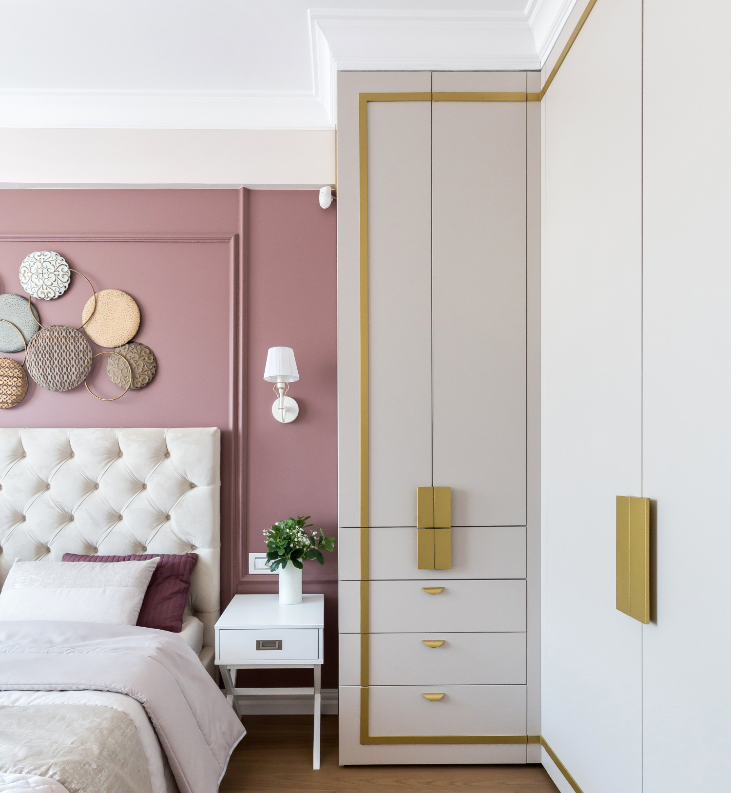 Amenajare elegantă dormitor cu roz și alb. Acasă la Natalia Berezovskaia - Creativ Interior - The Famous Design (2)