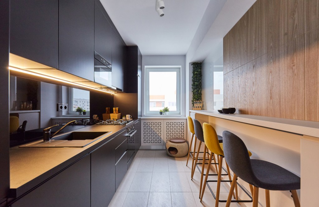 Bucătărie modernă alb și negru. Amenajare apartament două camere București, arh. int. Cristina Micu (3)