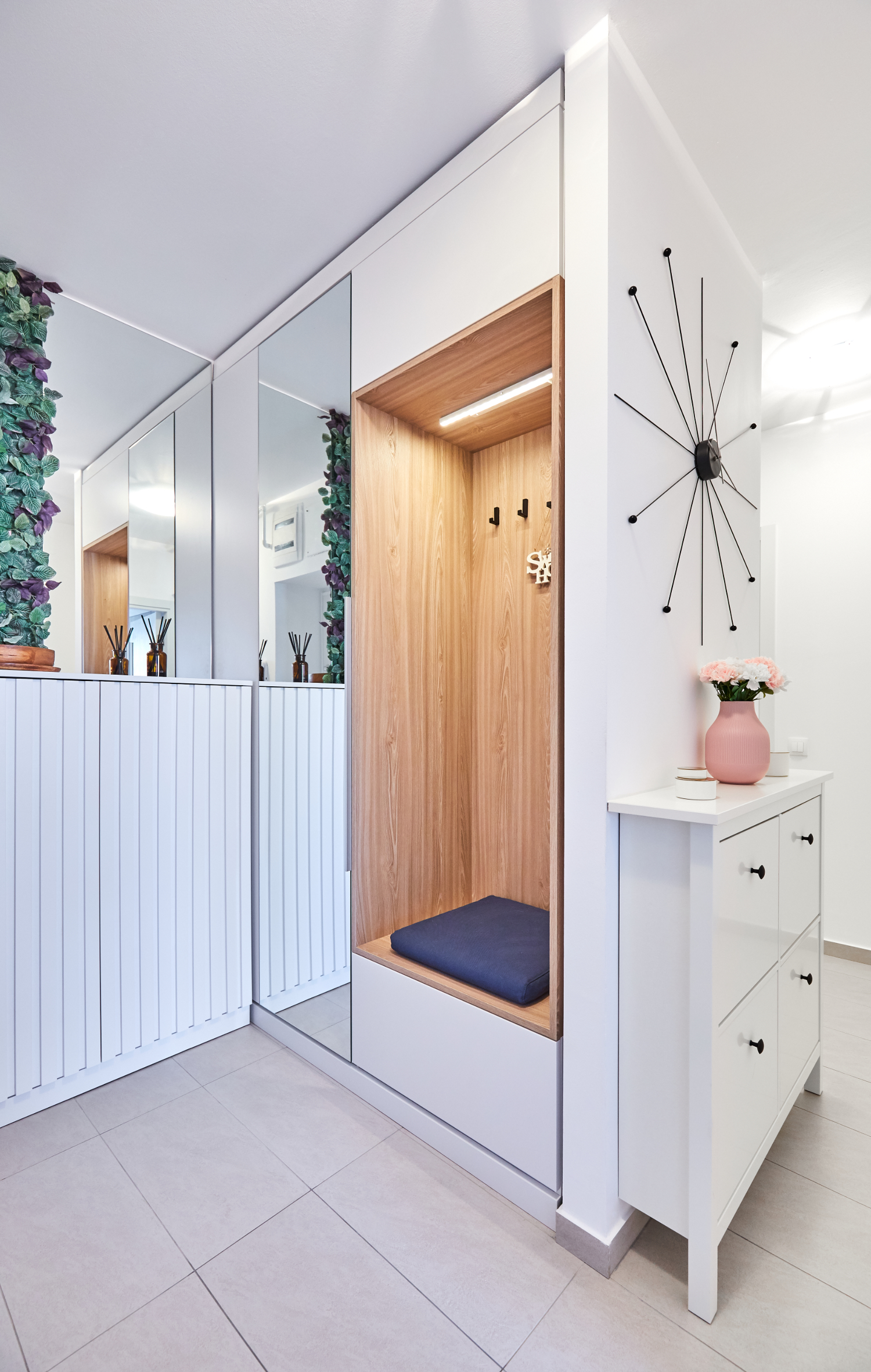 Mobilier alb hol cu banchetă