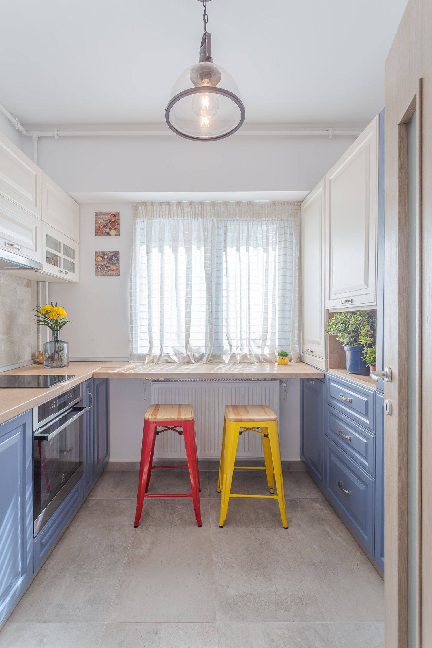 Amenajare apartament de burlac - bucatarie in stil clasic, mobilier alb si albastru bleu, scaune metalice galben si rosu