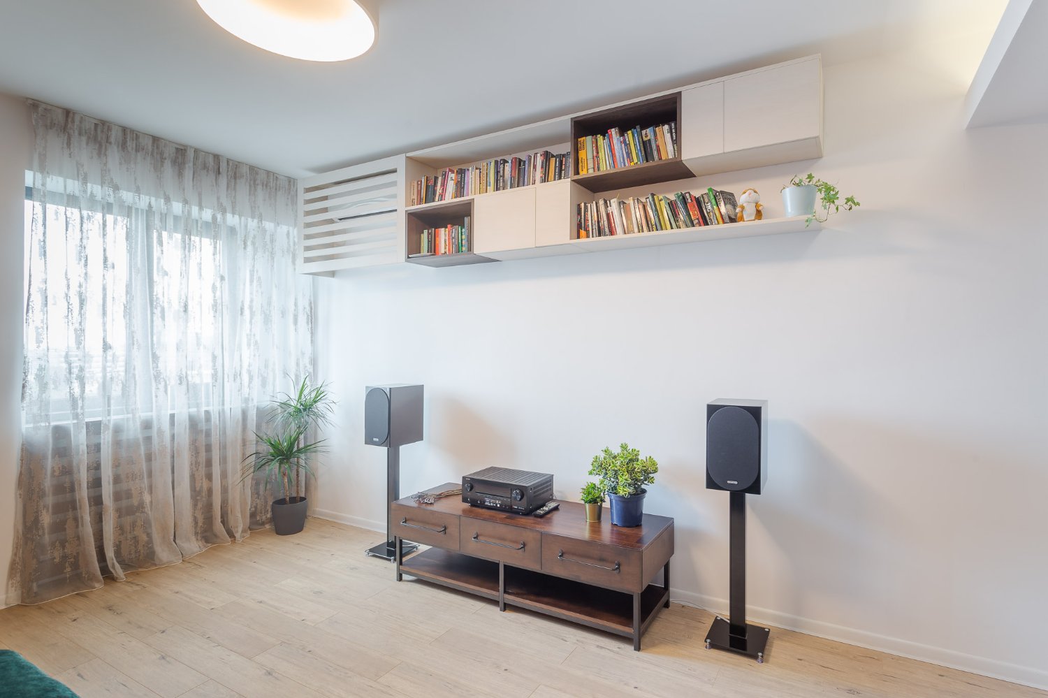 Amenajare apartament de burlac - living - zona media sistem audio polite carti