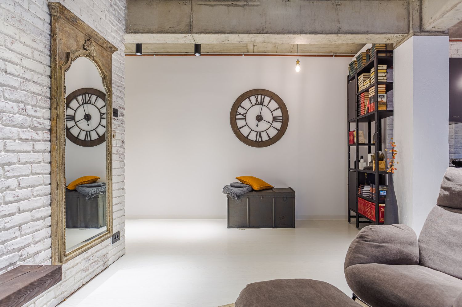 Amenajare open space stil industrial arh. Cristina Golban beton aparent caramida alba (1)