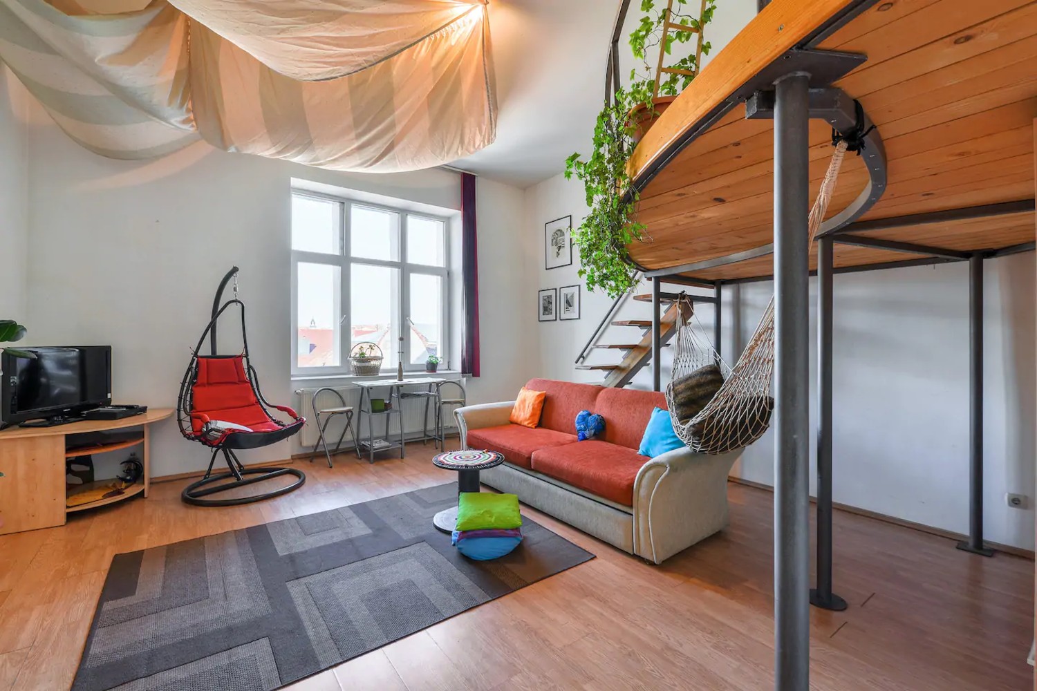 Apartament cu flori colorat airbnb cluj-napoca lovedeco