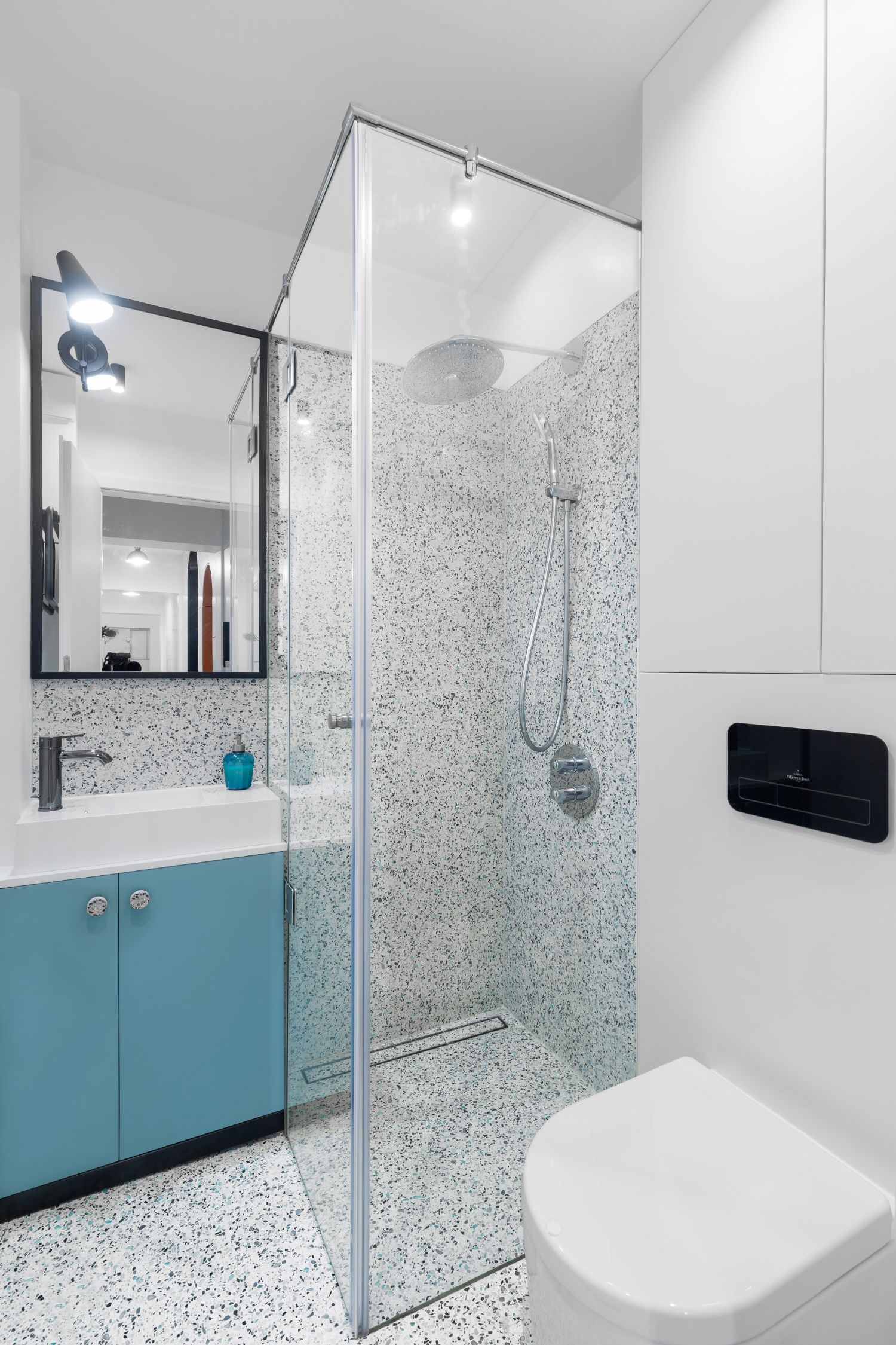 Baie cu mobilier bleu și terazzo (4)