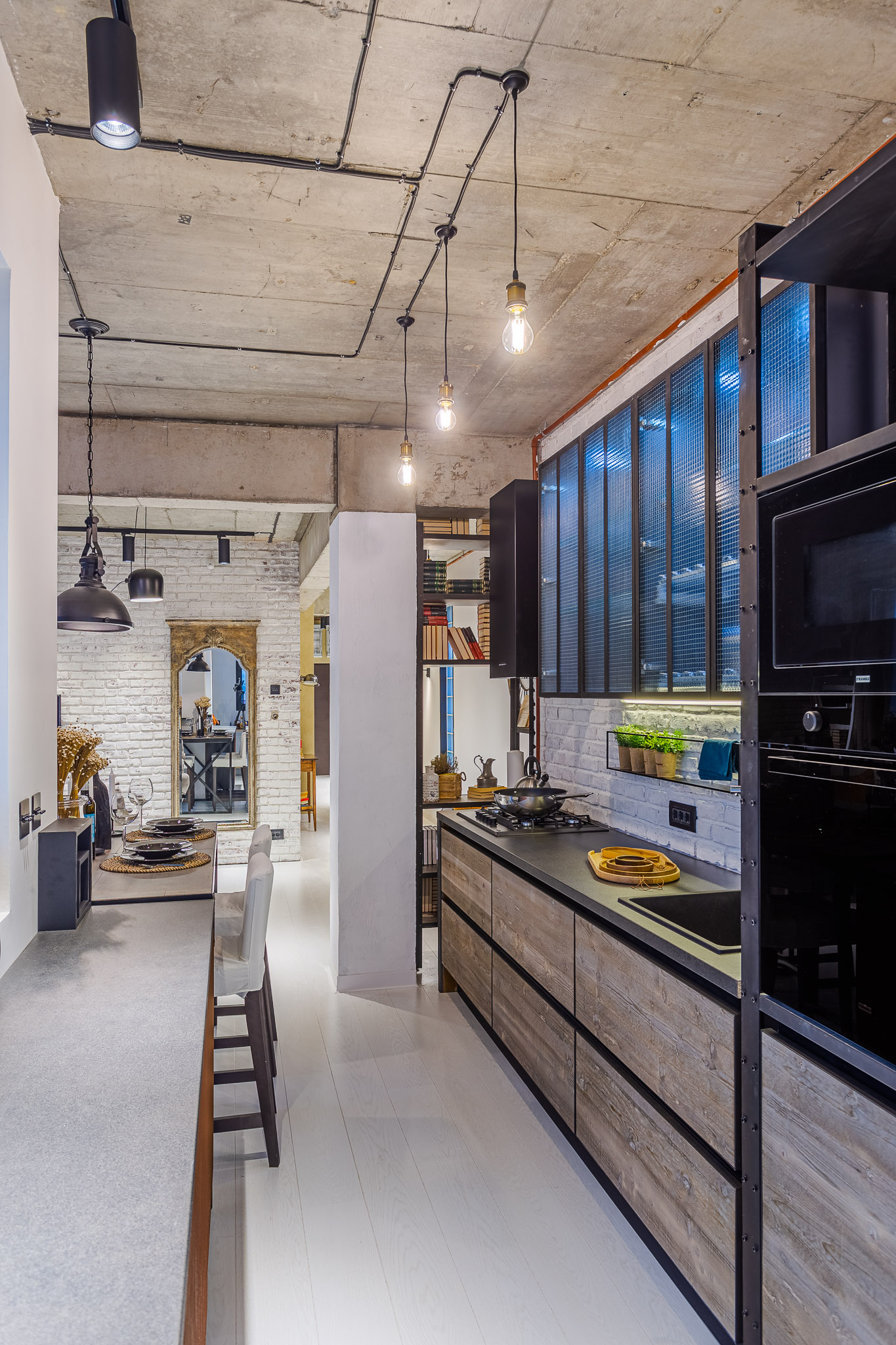 Bucătărie cu insulă stil industrial metal tavan beton aparent perete cărămidă albă 2