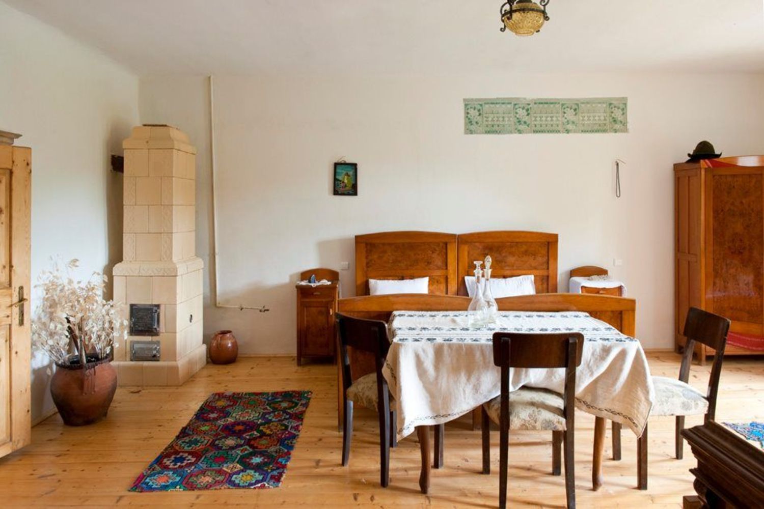 Multe dintre obiectele de mobilier sunt cumpărate din târguri
