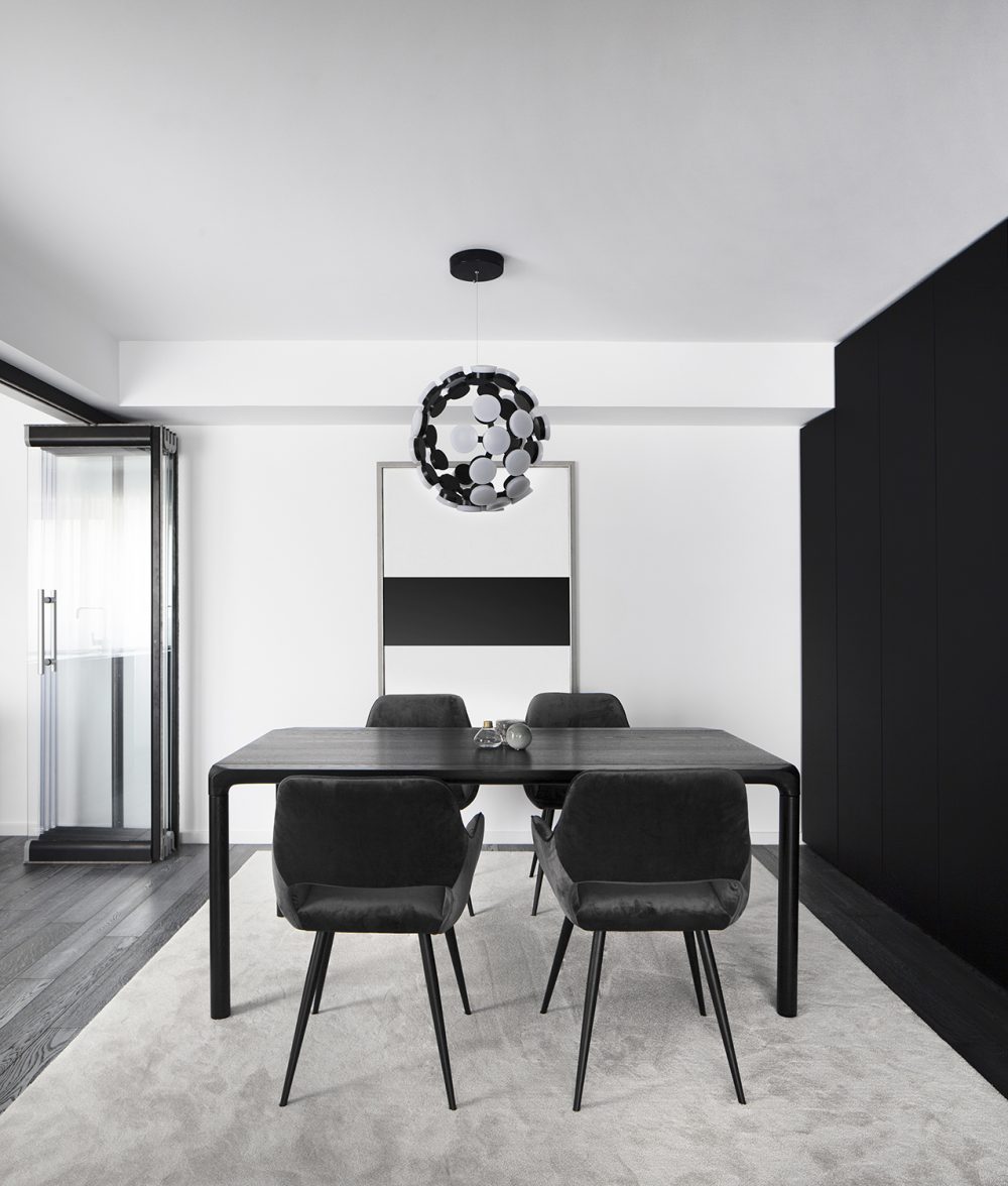 Amenajare loc de luat masa alb negru apartament Craiova Blanc Architecture