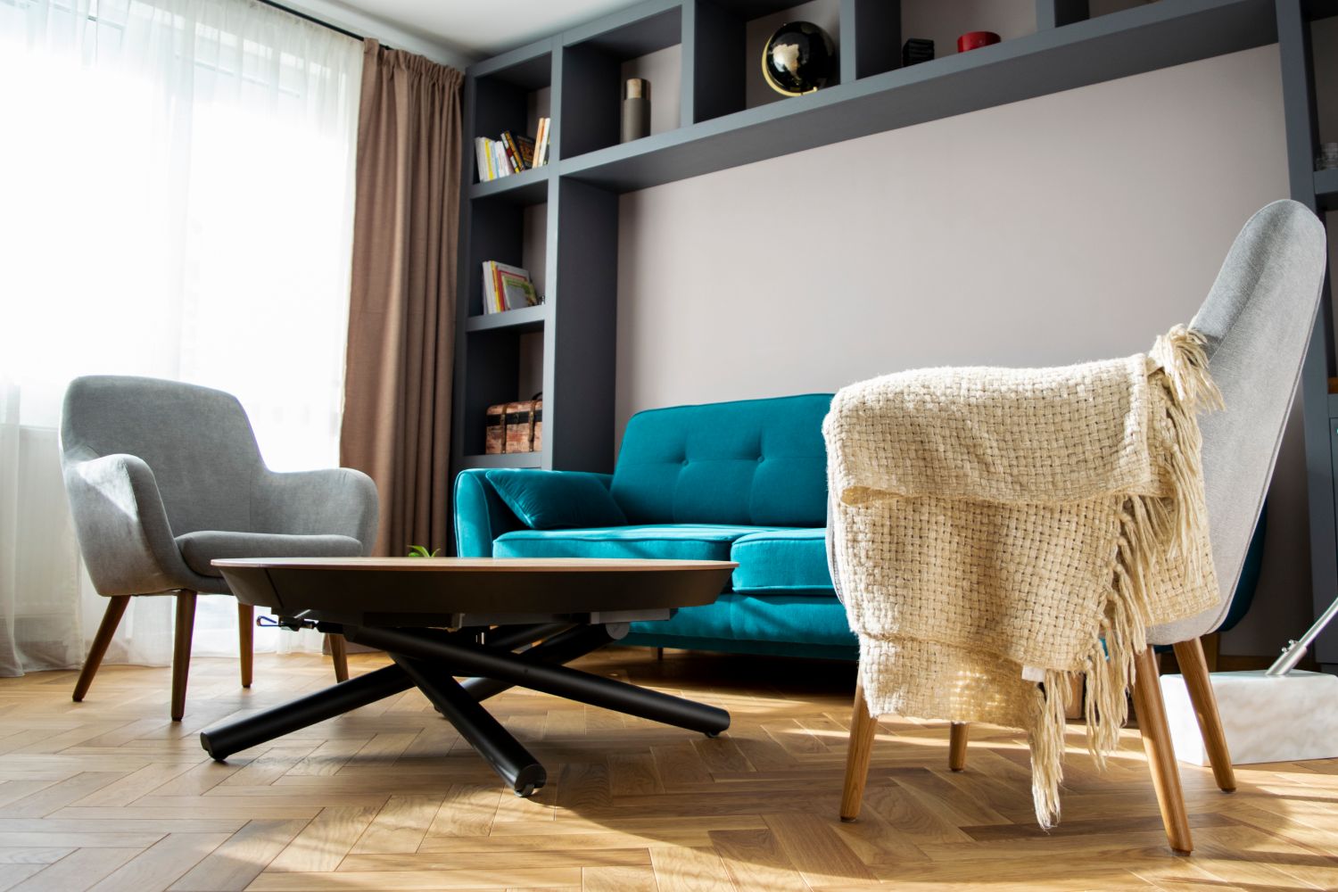 Apartament patru camere Cluj - living gri canapea albastra (1)