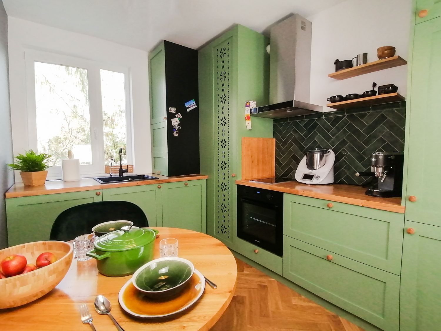 Mobilier de bucatarie verde cu motive traditionale traforate