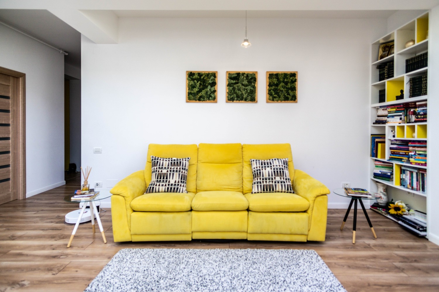 Canapea galbena - living open space penthouse designer Alina Enica