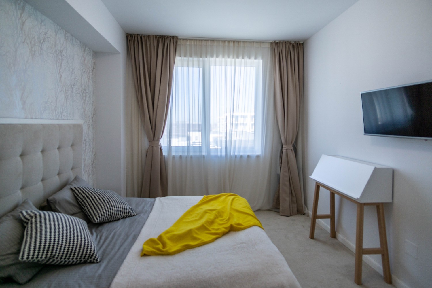 Dormitor oaspeti bej - penthouse Mamaia - designer Alina Enica