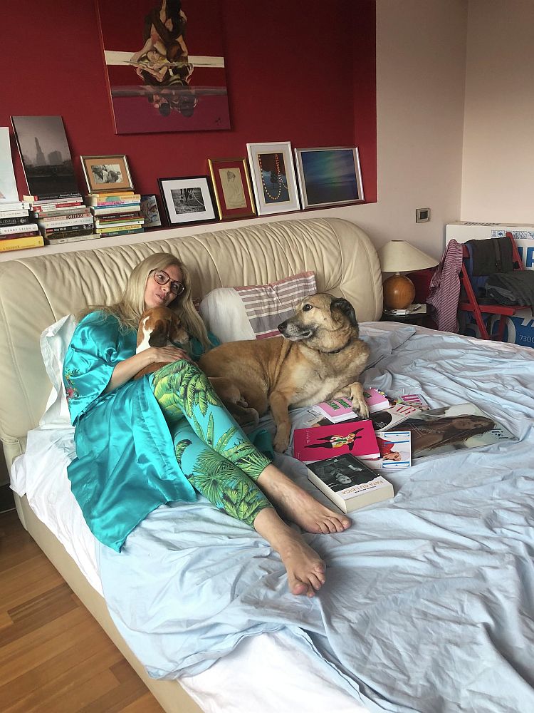 Parenting în carantină Noemi și cățeii