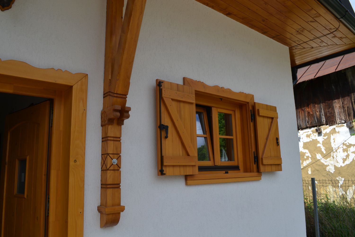 Lemnul sculptat dă un aspect autentic fațadei