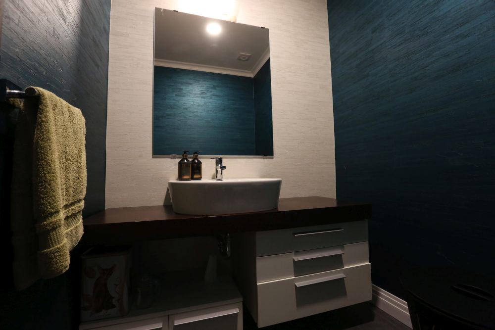 baie cu mobilier negru