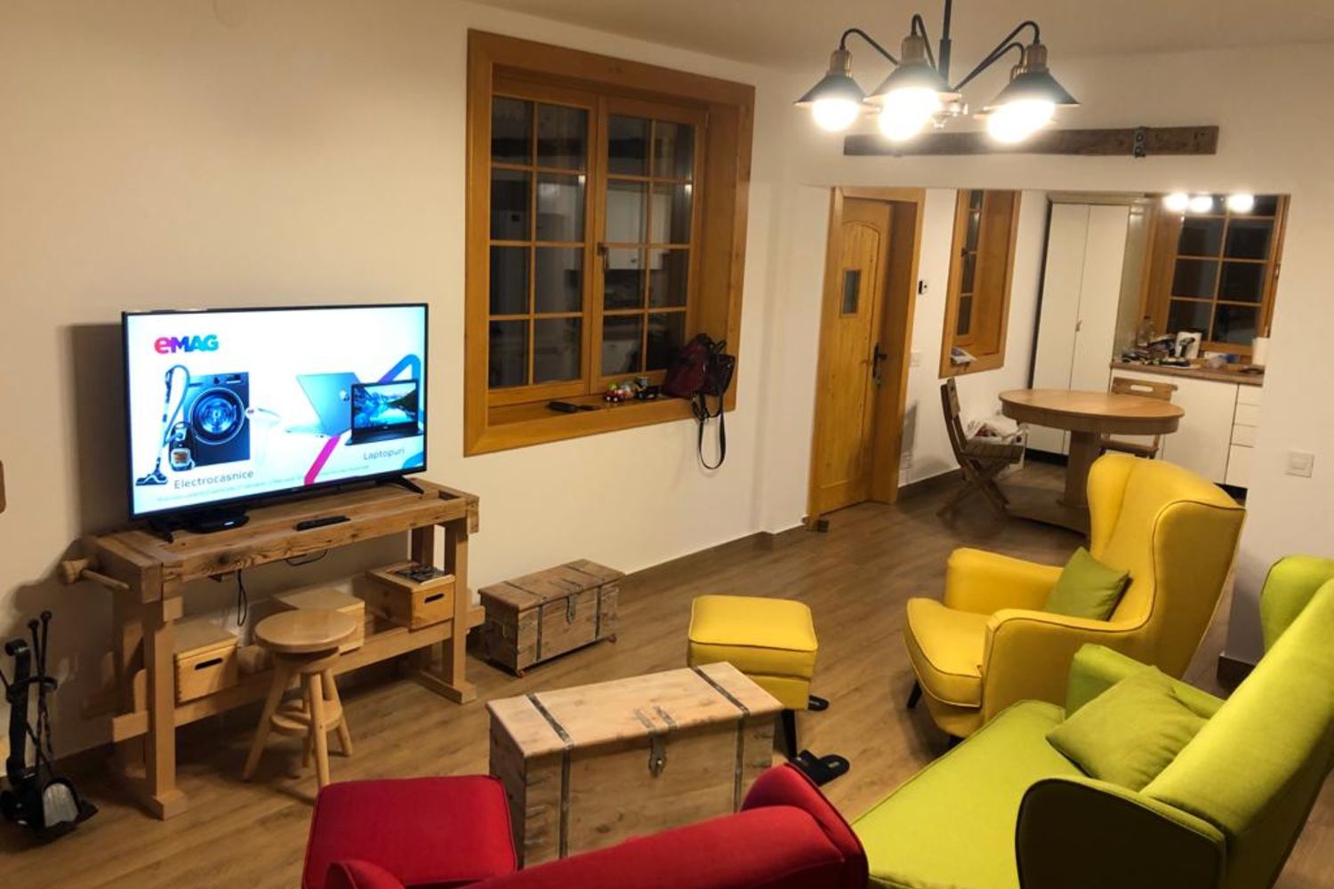 Elementele de decor sunt din lemn, unele recondiționate