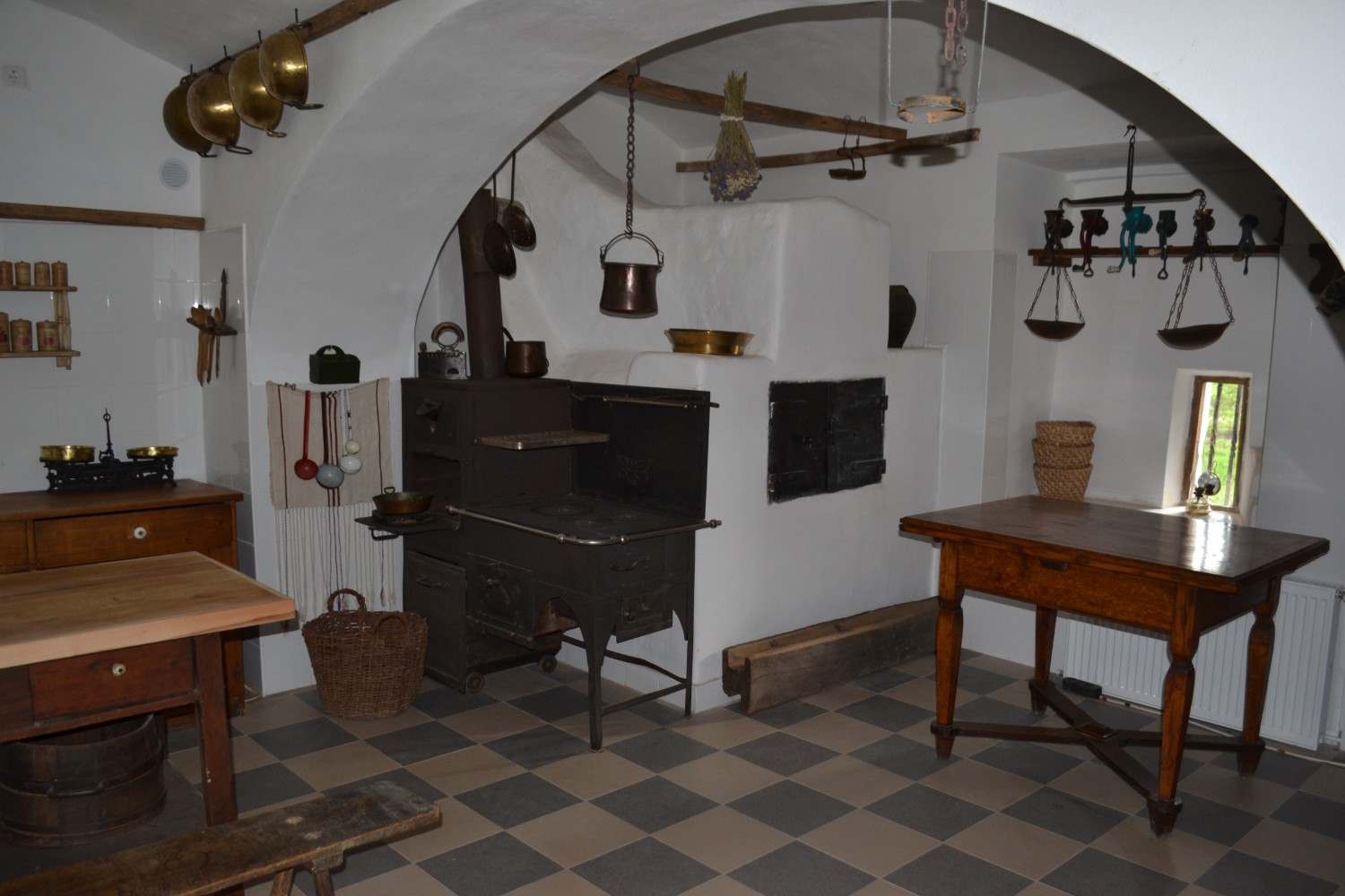 Atmosfera unei bucătării de castel de secol XVIII este redată în pivnița castelului, acum spațiu pentru mese festive.