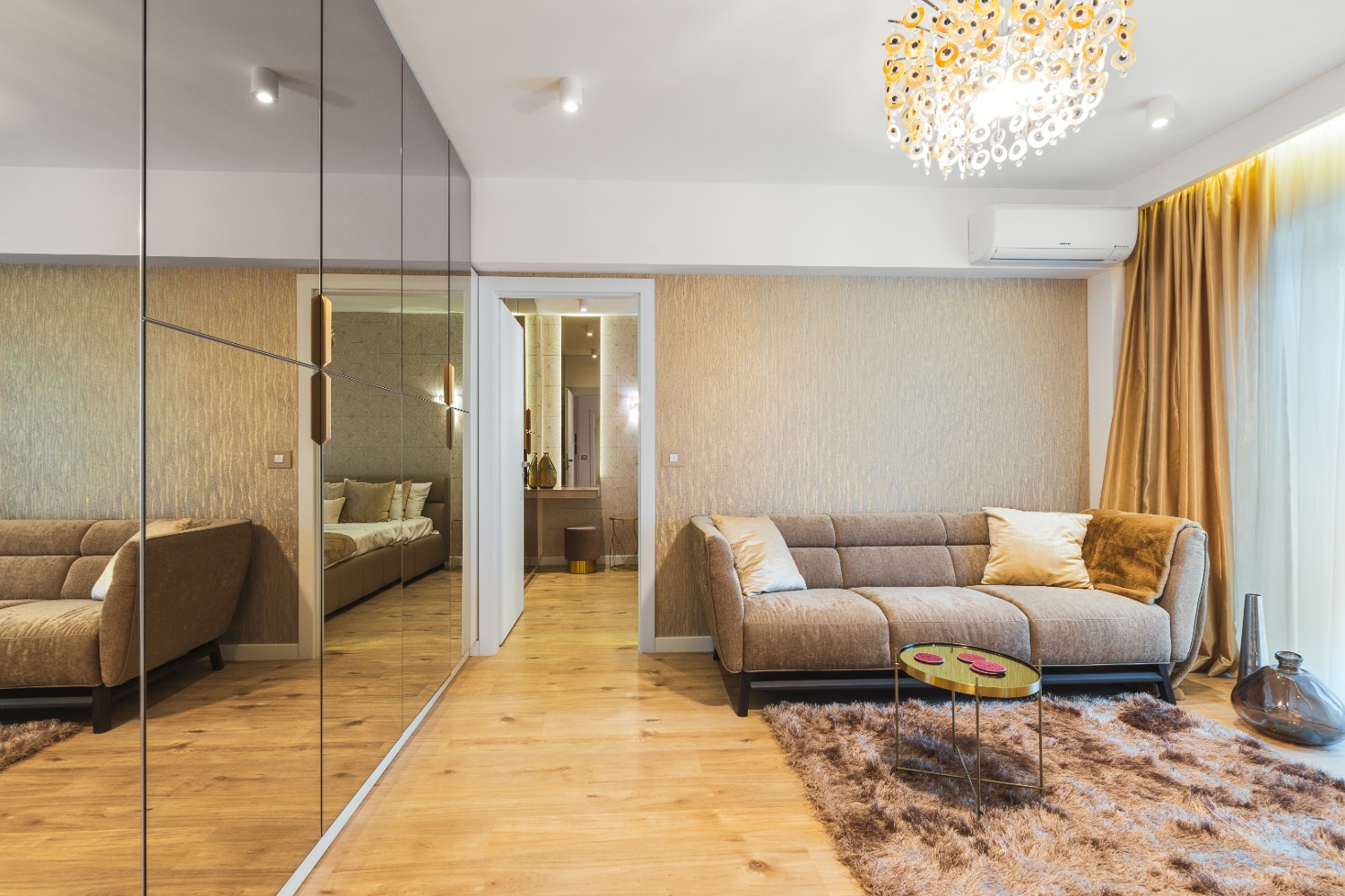 Dressing cu oglindă în living elegant arh. Cătălina Simion Volucre