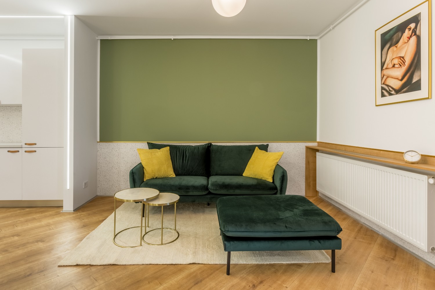 Amenajare apartament de inchiriat - open space cu bucătărie albă și living cu perete verde - Space Casuals (2)