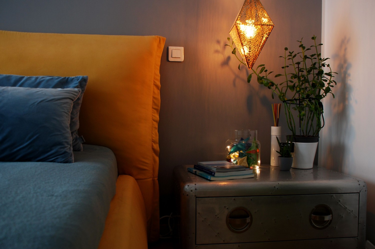Amenajare dormitor cu pat galben apartament modern de inchiriat Bucuresti - arhitect Oana Tapu
