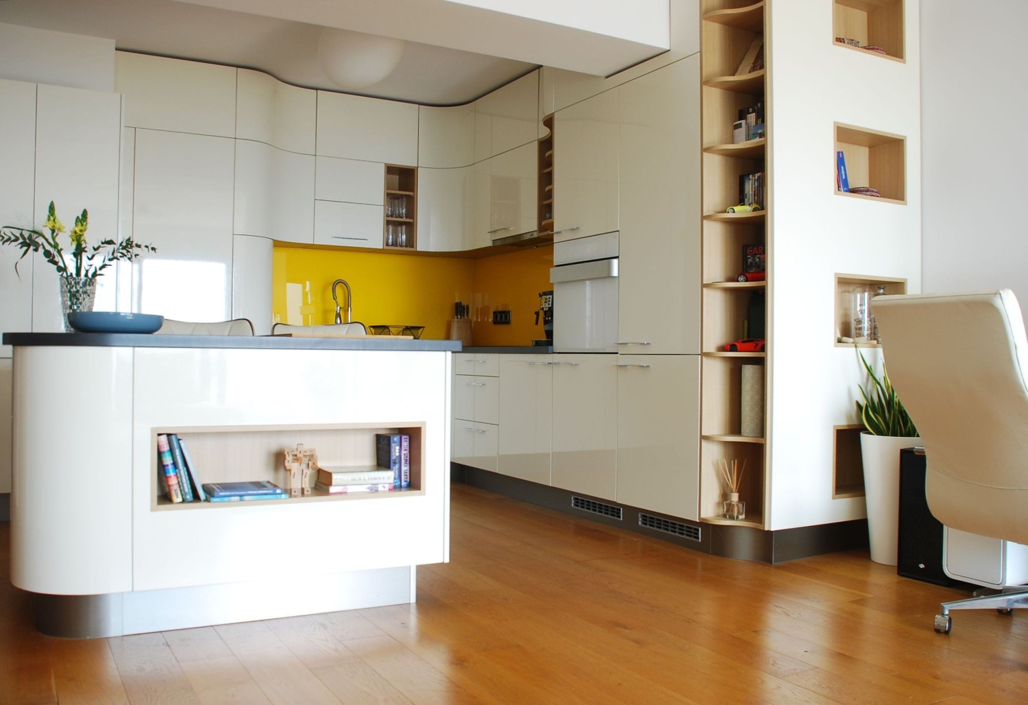 Amenajare apartament modern de inchiriat Bucuresti - mobilier de bucătărie curb alb - arhitect Oana Tapu