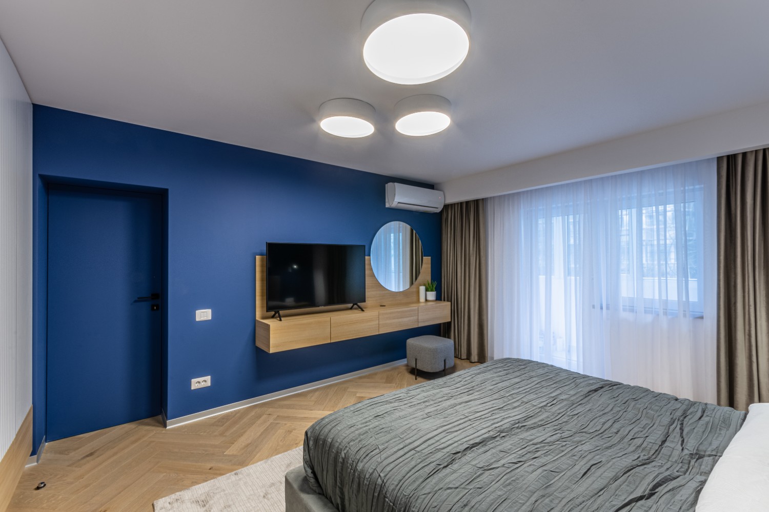 Dormitor modern cu perete albastru - amenajare Craftr (2)