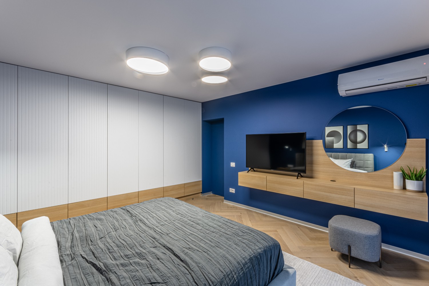 Dormitor modern cu perete albastru - amenajare Craftr (3)