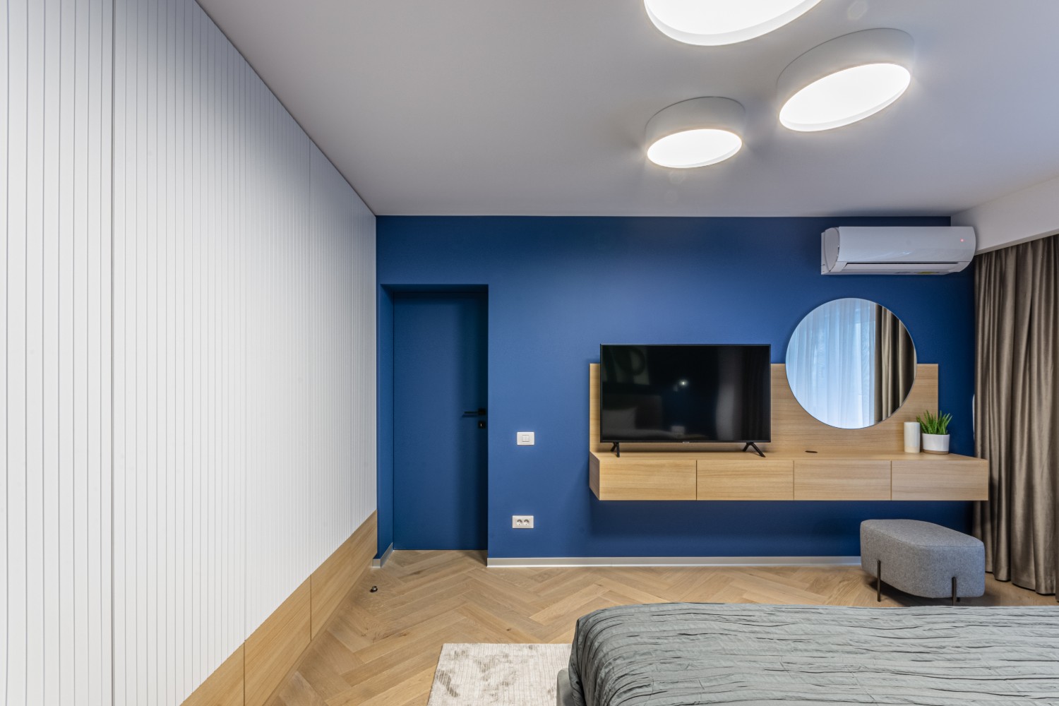 Dormitor modern cu perete albastru - amenajare Craftr