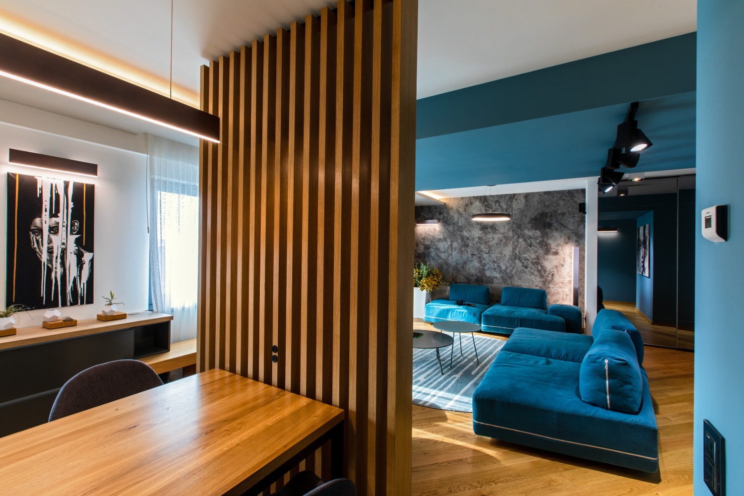 Living open space canapea albastra tavan bleu - amenajare Iasi HighLight Project (1)