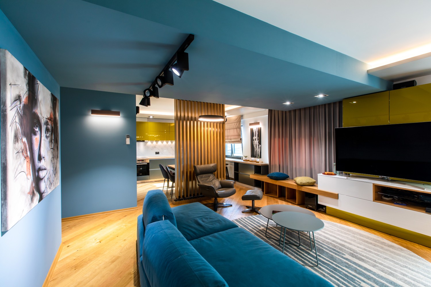 Living open space canapea albastra tavan bleu - amenajare Iasi HighLight Project