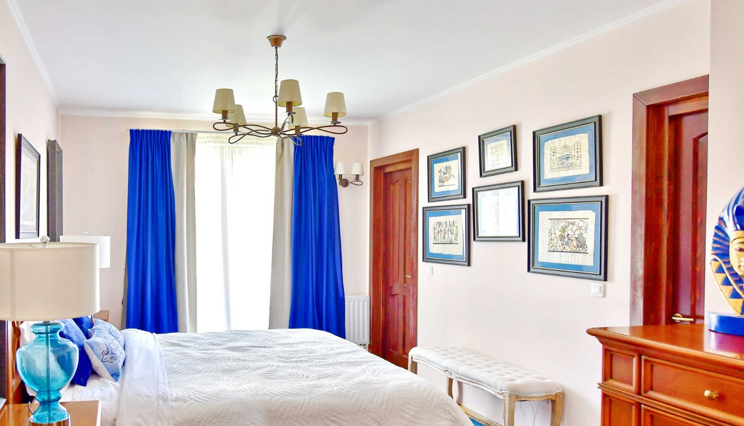 Amenajare dormitor cu mobilier clasic si accente de albastru - casa Targu Mures - Simona Ungurean (4)