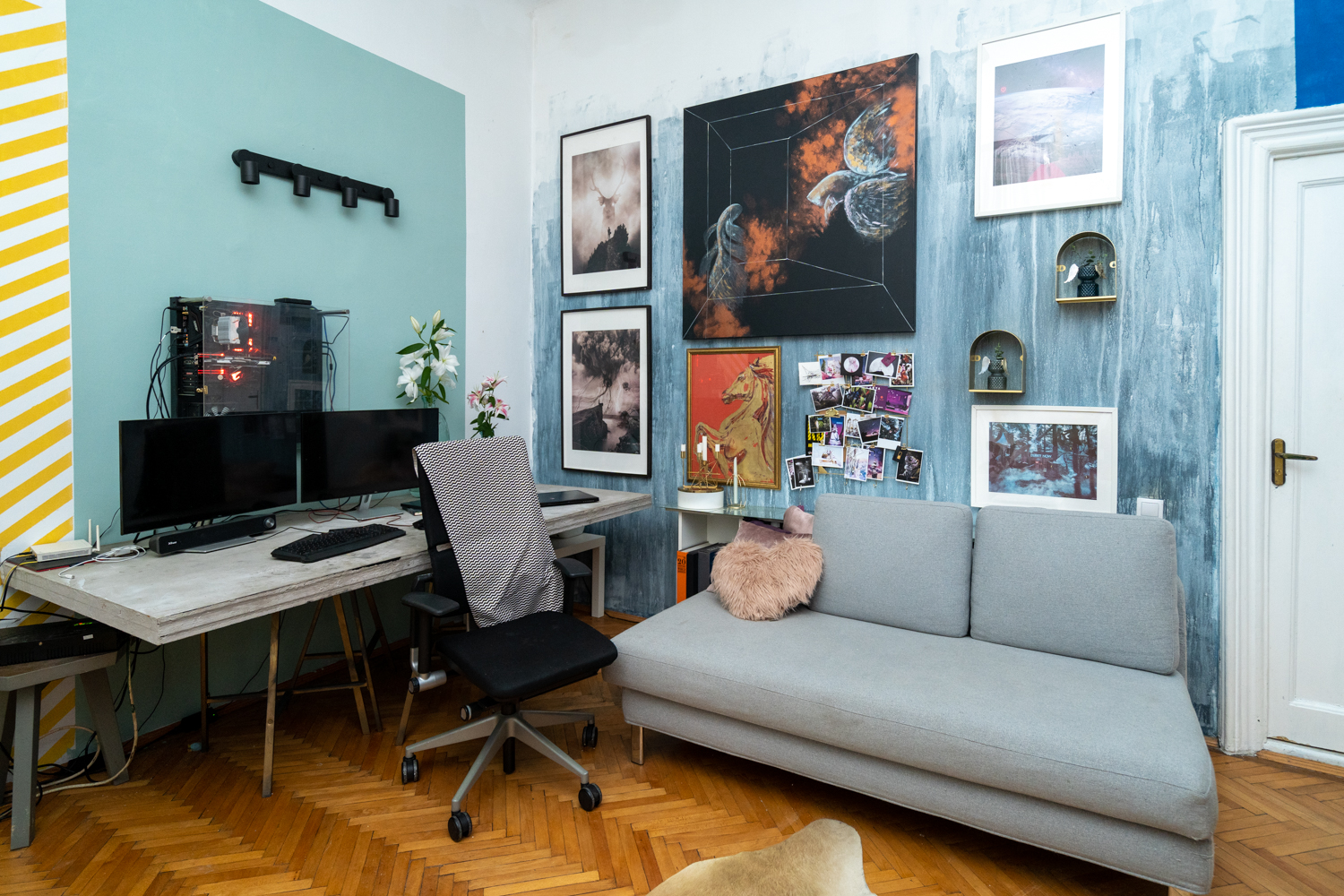 Apartament cu trei camere Calea Victoriei - acasă la arh. Larisa Rățoi - birou beton aparent pereți bleu color block