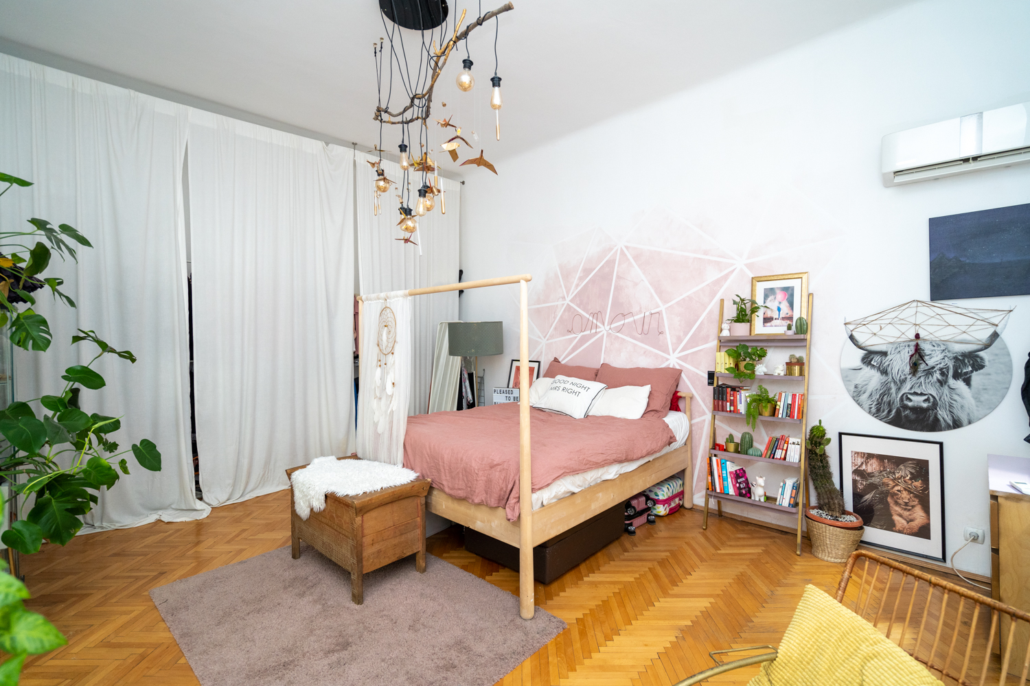 Apartament cu trei camere Calea Victoriei - acasă la arh. Larisa Rățoi - dormitor cu perete roz pat baldachin Ikea și lustră DIY (1)