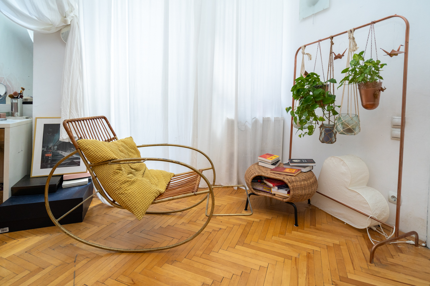 Apartament cu trei camere Calea Victoriei - acasă la arh. Larisa Rățoi - dormitor cu perete roz pat baldachin Ikea și lustră DIY (3)