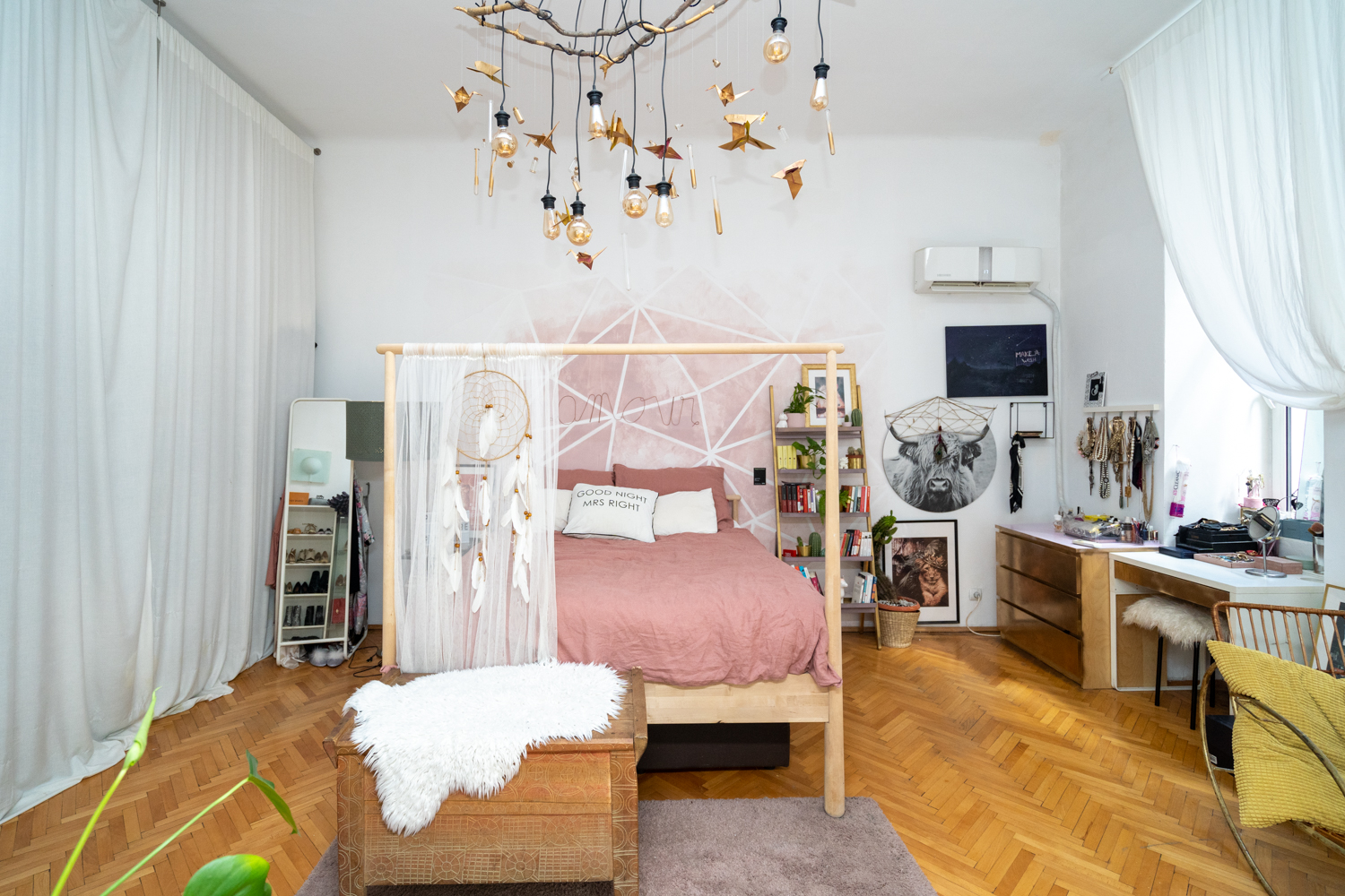 Apartament cu trei camere Calea Victoriei - acasă la arh. Larisa Rățoi - dormitor cu perete roz pat baldachin Ikea și lustră DIY (4)