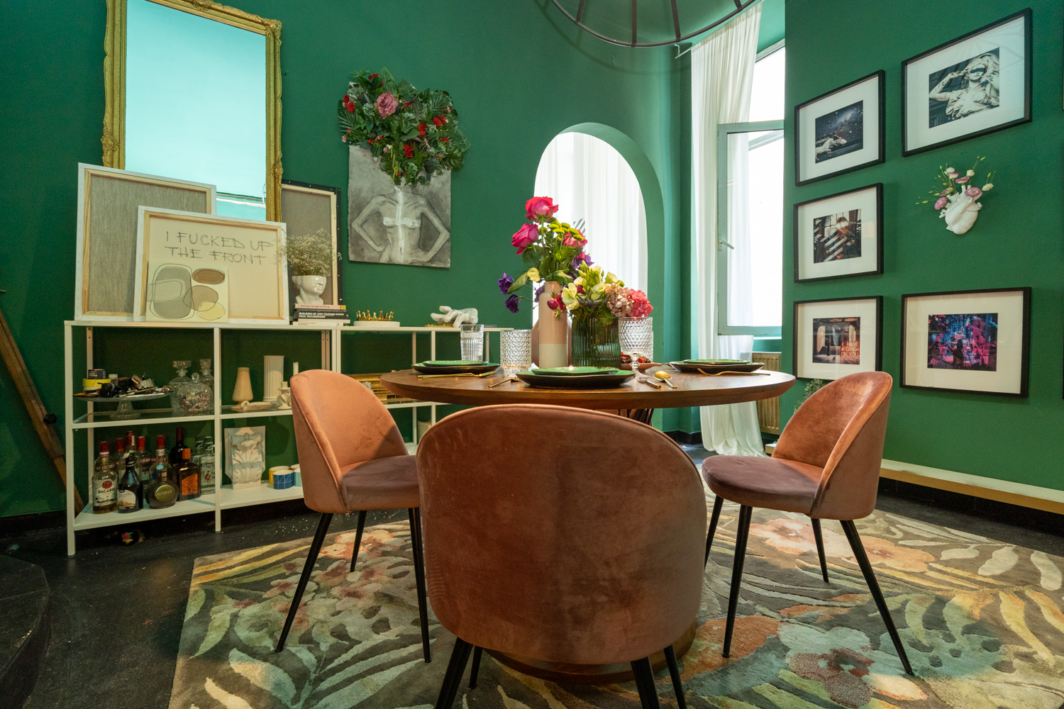 Apartament cu trei camere Calea Victoriei - acasă la arh. Larisa Rățoi - living verde tablouri