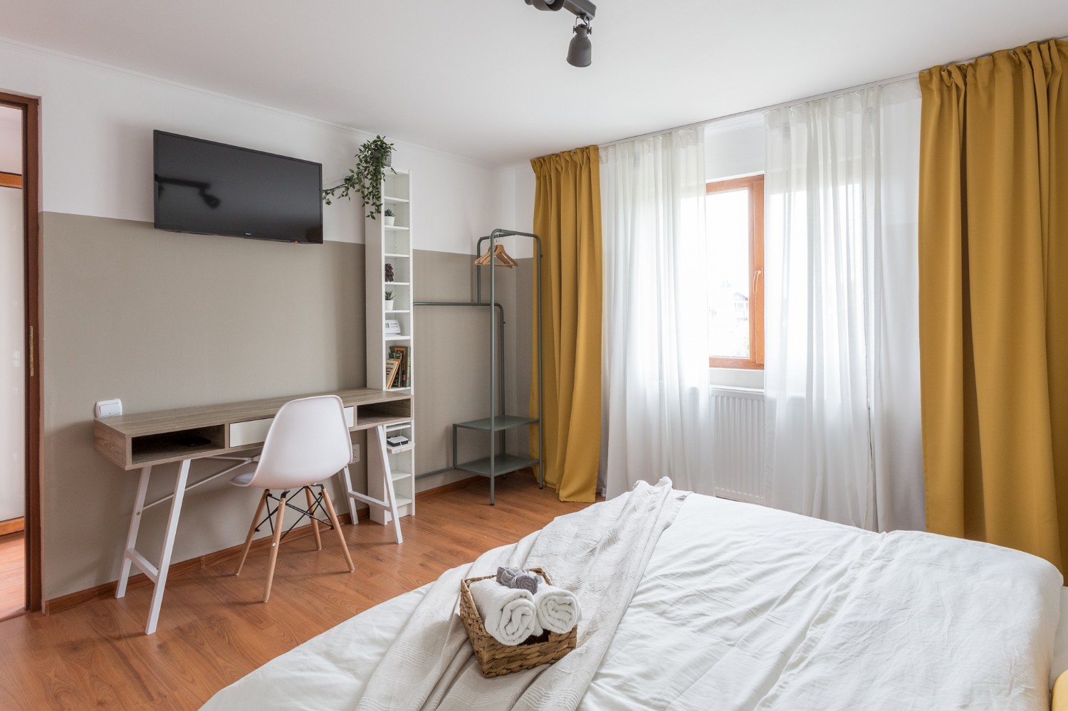 Zen Casa Comarnic dormitor gri draperii galbene