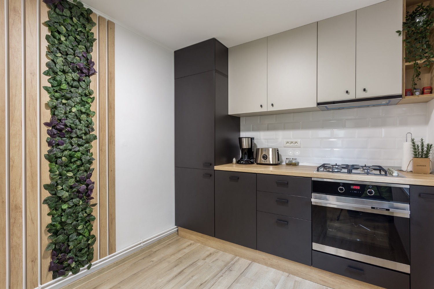 Zen Casa Comarnic - bucatarie cu insula riflaj perete mușchi verde