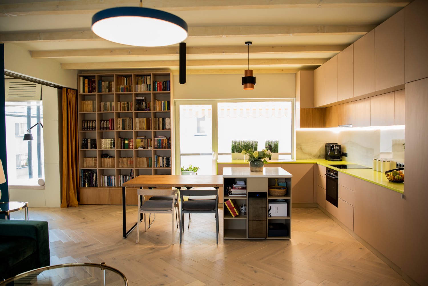 Living cu bucătărie open space - penthouse Baia Mare_designer Raul Șerban Hangar 7586 (9)