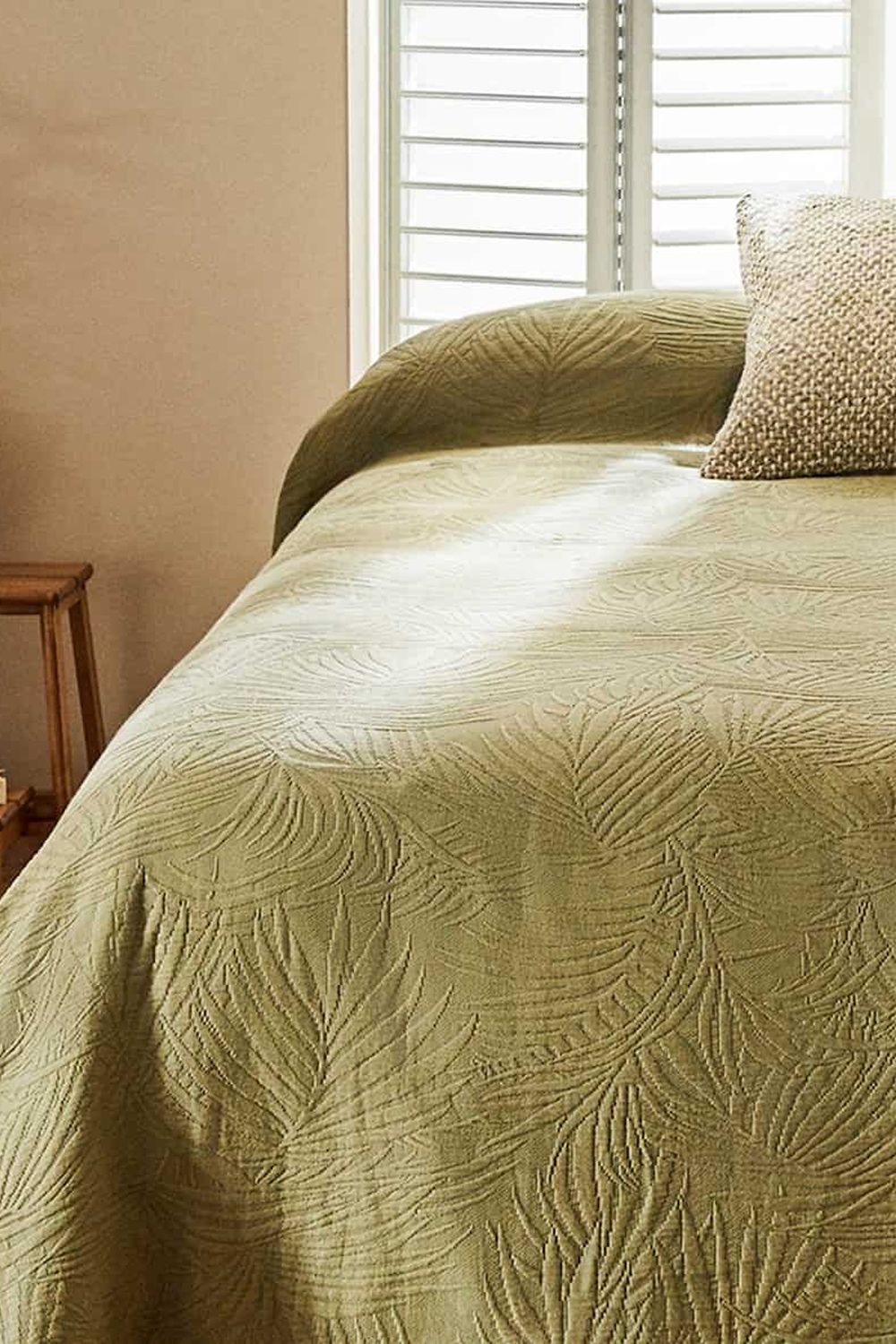 cuvertura jacquard cu motive tropicale zara home