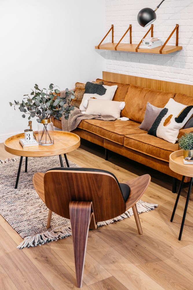 amenajare apartament - canapeaua de culoarea caramelului