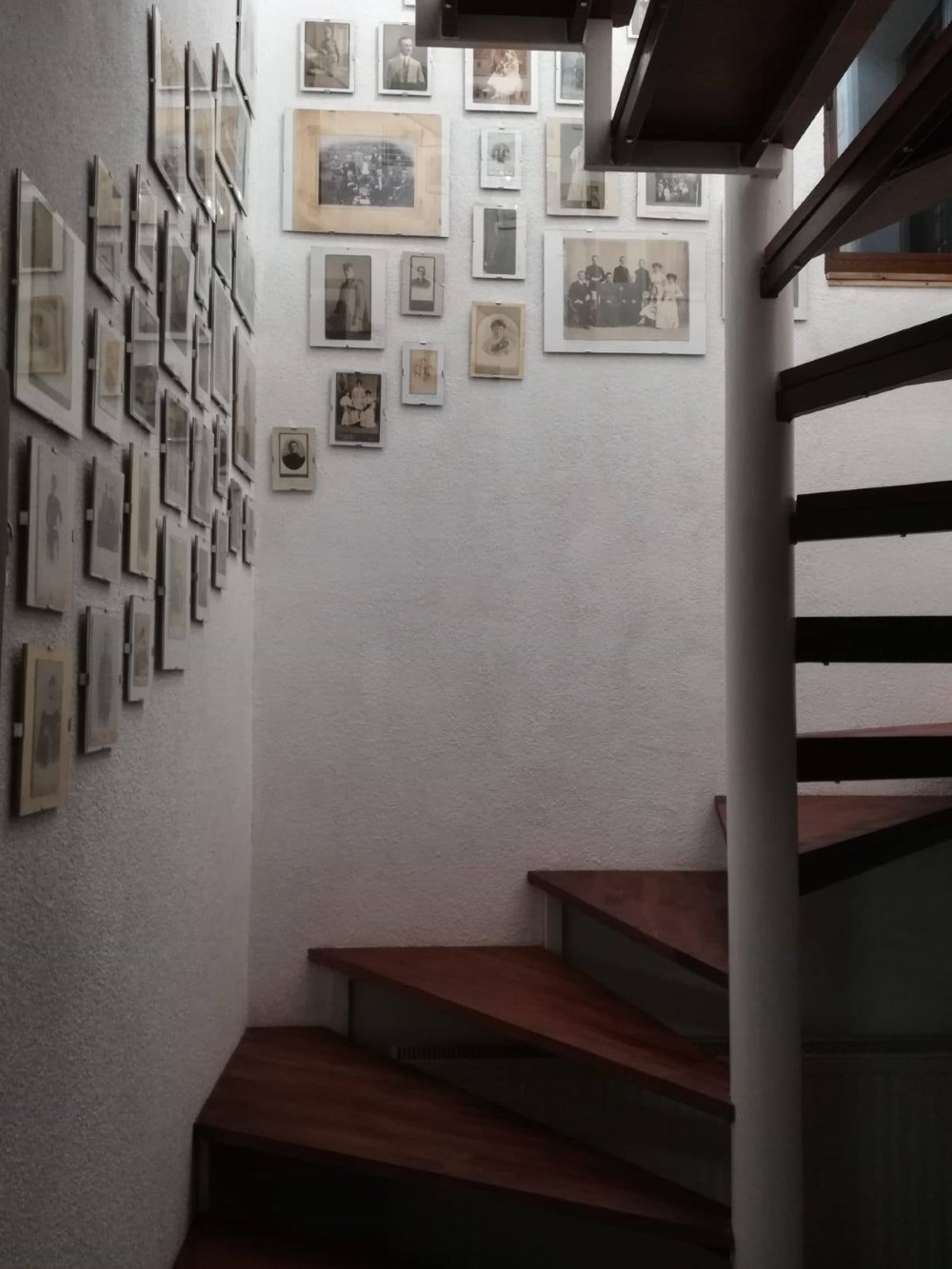 Andreea a creat un perete unde stă expusă istoria familiei