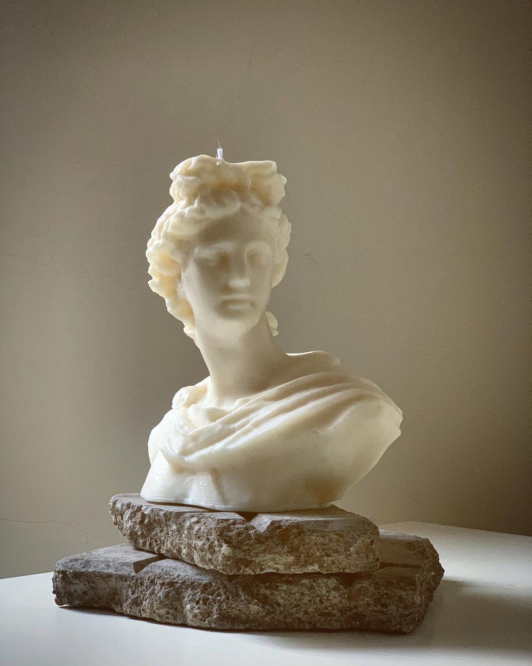lumanare bust apollo linen and lace candles