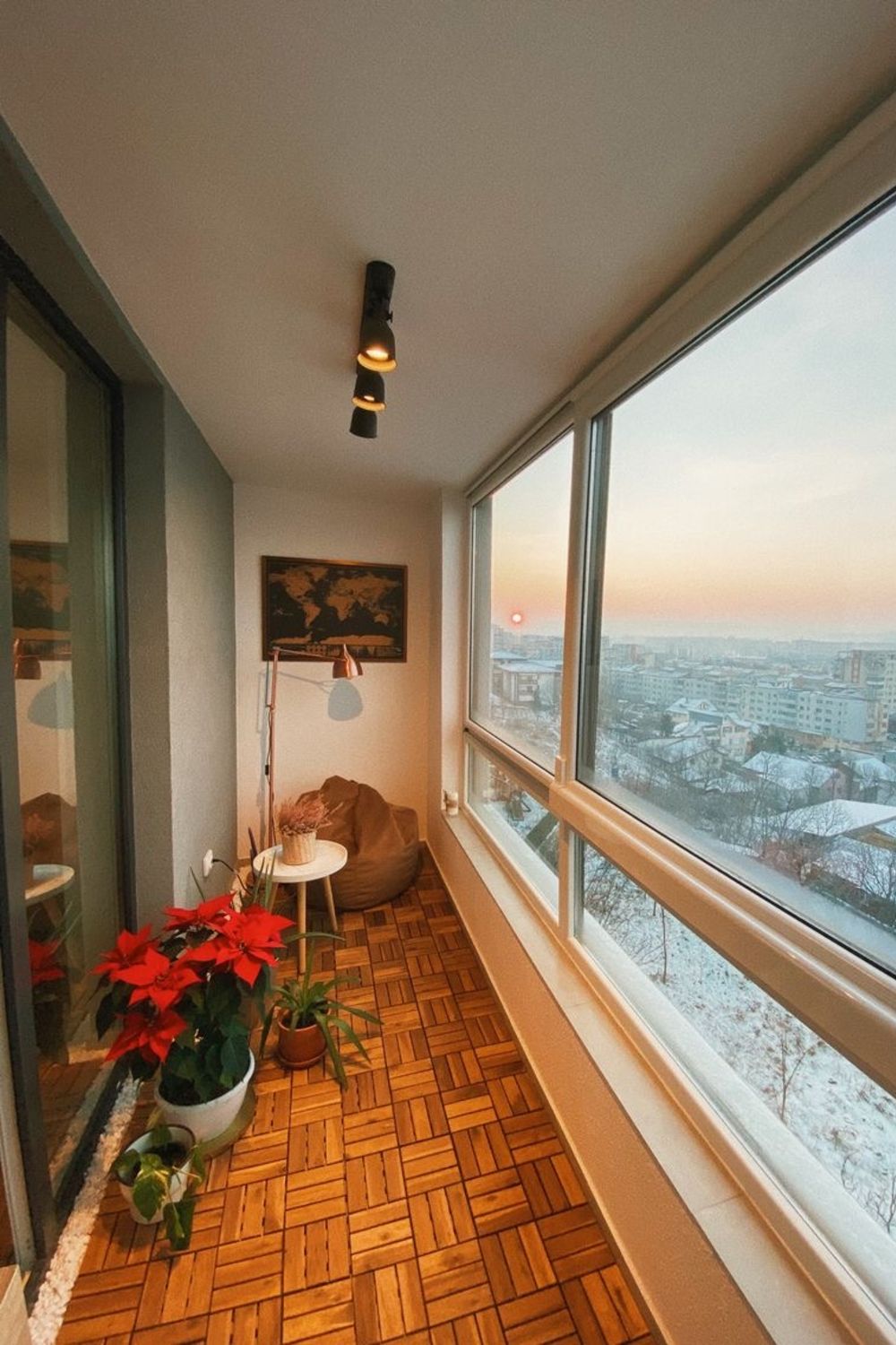 apartament la mansardă Balconul este colțul preferat al proprietarei.