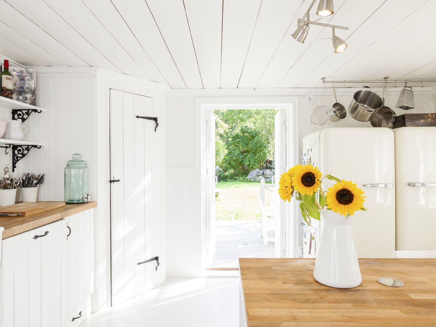 Bucatarie alba in stil rustic (2)