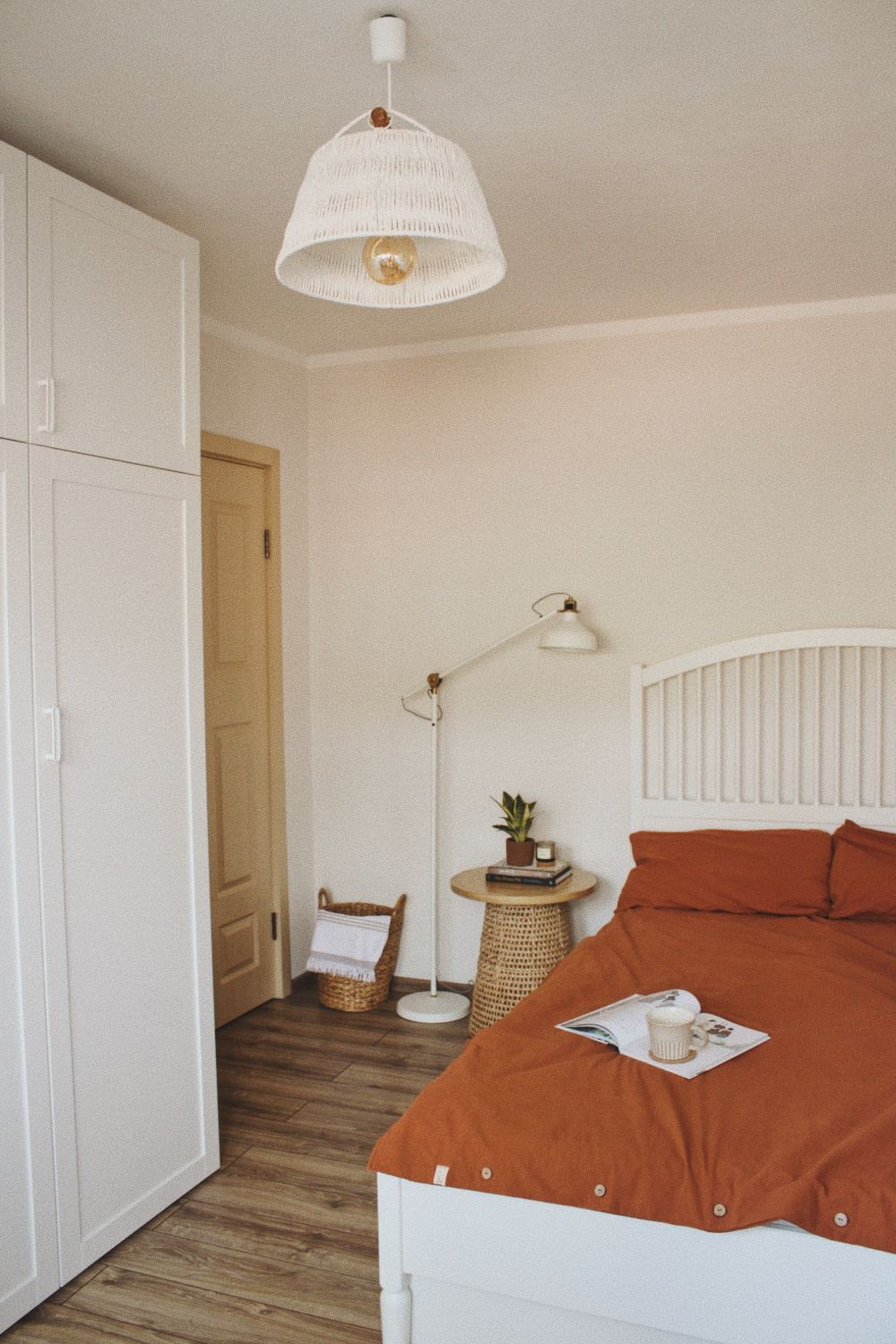 dormitor asternut portocaliu dressing alb
