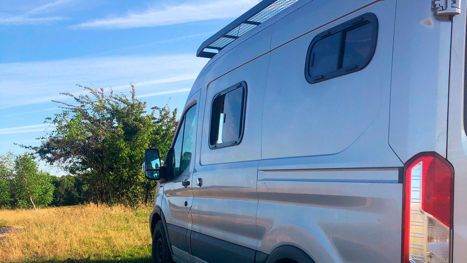exteriorul unei autorulote ford transit